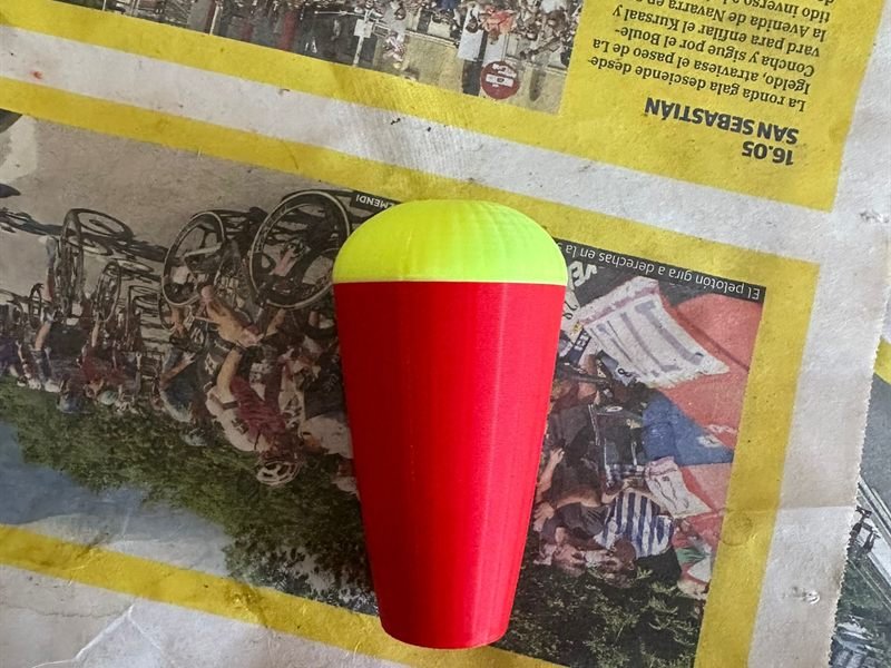 Boya de pesca impresa en 3D con cuerpo rojo y cabeza amarillo flúor