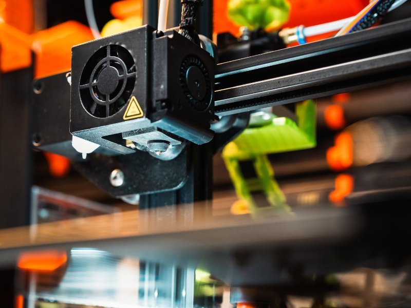 Cabezal con hotend y boquilla de una impresora 3D en primer plano
