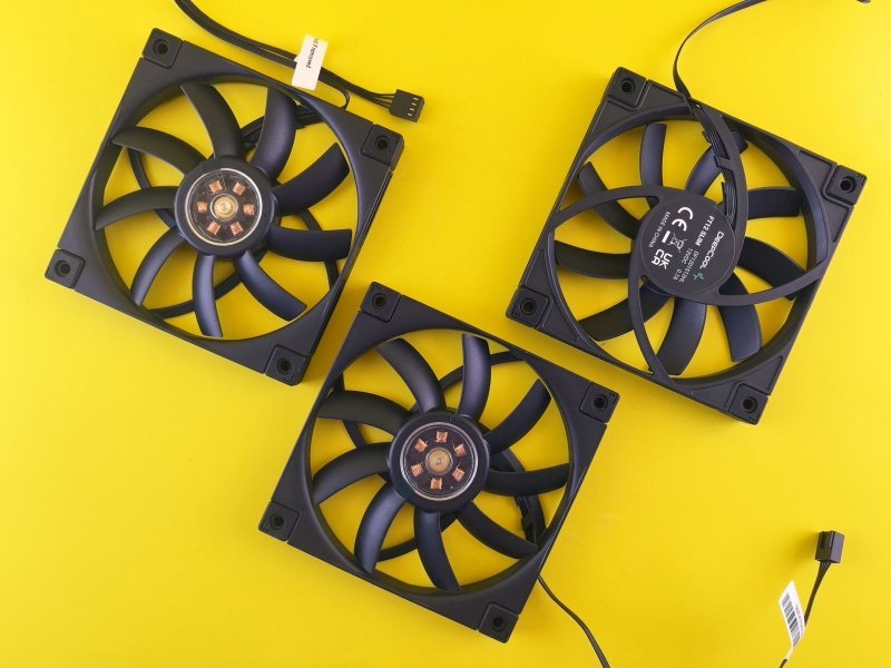 Tres ventiladores de refrigeración sobre fondo amarillo